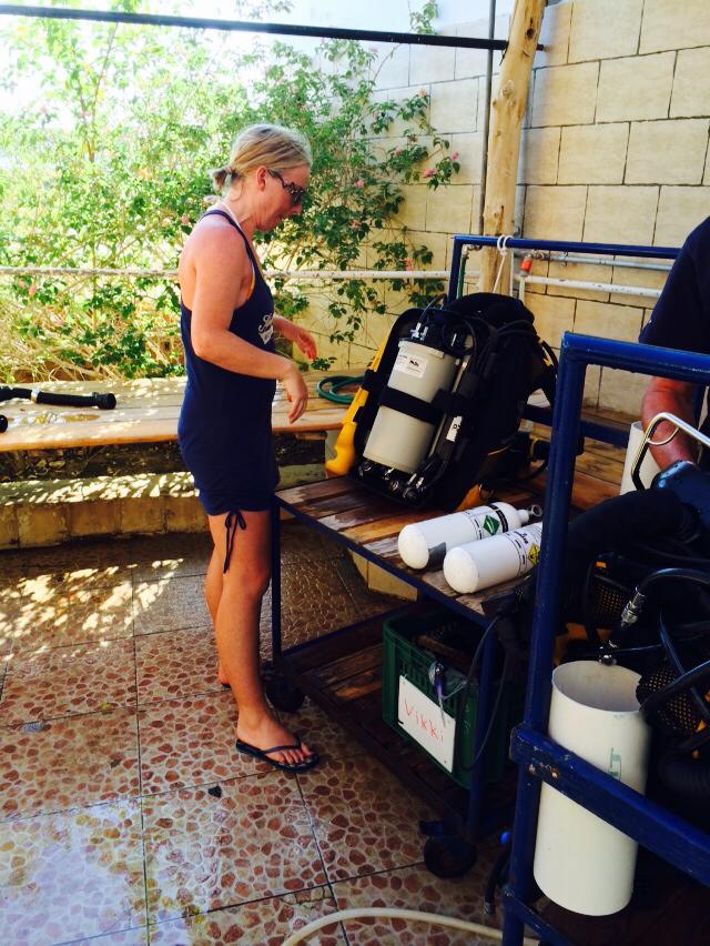 10544797_665388620212054_3094501751923337595_n Vikki assembling her rebreather